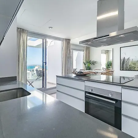 Apartment 71-beachfront, Brand New Luxury Penthouse
