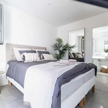 Апартаменти 71-beachfront, Brand New Luxury Penthouse